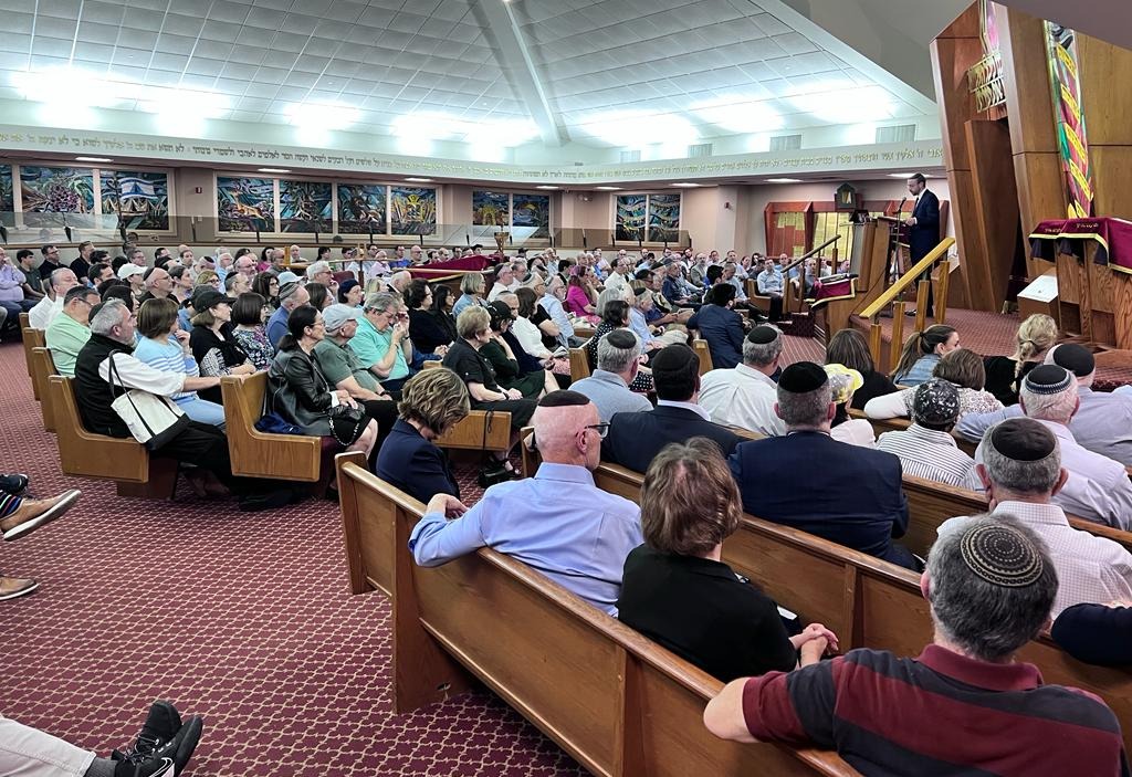 יו"ר ועדת החוקה נואם בפני קהילה יהודית בטינק ניו ג