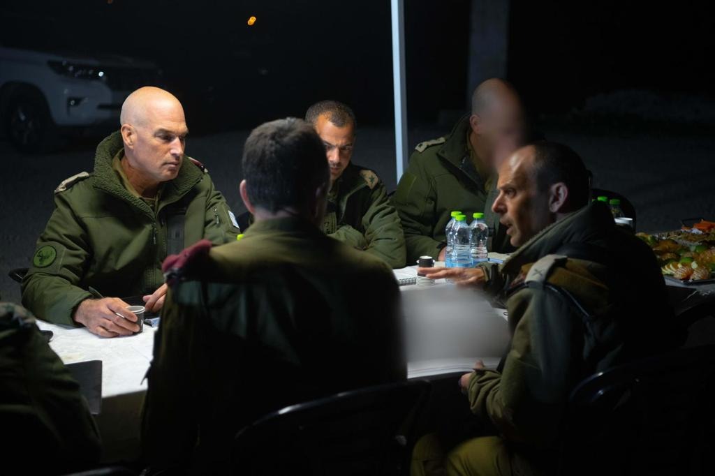מפקד עוצבת הגליל שי קלפר ומפקד פיקוד הצפון אורי גורדין בשטח | 
