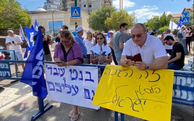 מפגינים נגד ממשלת השינוי מחוץ לביתו של בנט