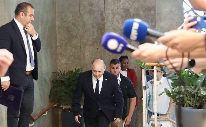 בנט מגיע לישיבת הממשלה הראשונה בניהולו של לפיד | 