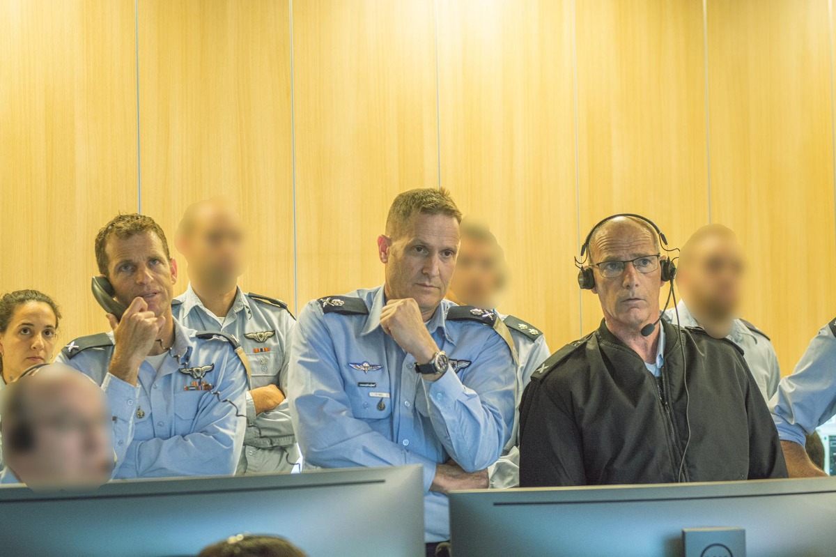מפקד חיל האוויר אלוף תומר בר, וראש להק אוויר תא"ל עומר טישלר, מפקדים על הסיכול ברצועת עזה מבור חיל האוויר