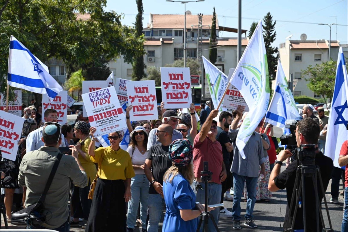 מפגינים מול ביתו של גנץ | 