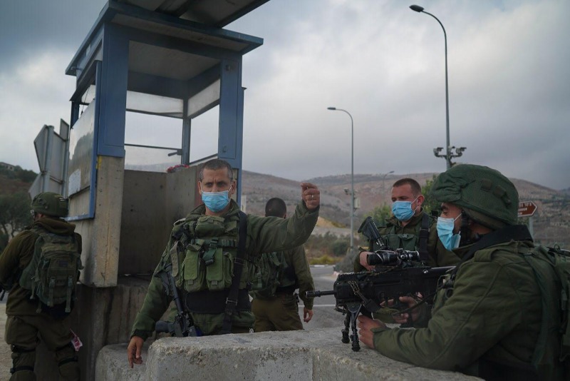 מח"ט שומרון אל"מ רועי צוויג עם לוחמי גולני בזירת הפיגוע