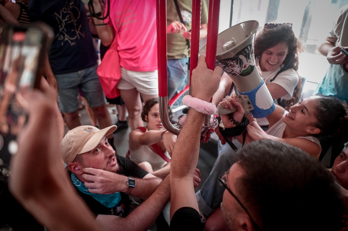 מפגינים שאזקו את עצמם לרכבת ביום שישי | 