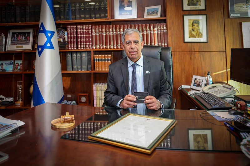 יו"ר הכנסת מיקי לוי עם הנאום הדיגיטלי בידו