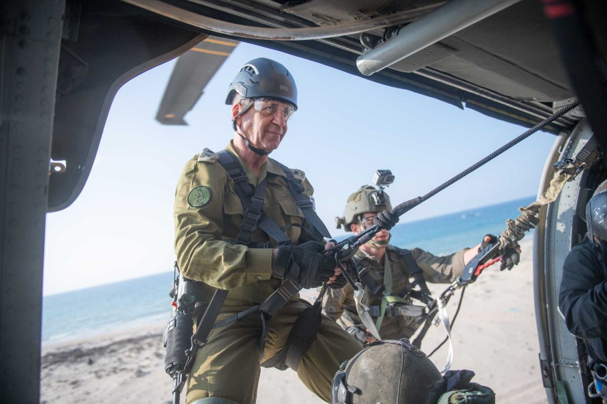 בפרידה מזרוע היבשה, בתרגולת קפיצה ממסוק וגלישה בחבל