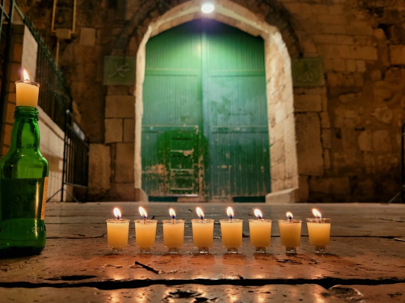 נר שמיני של חנוכה בשער השבטים של הר הבית | 