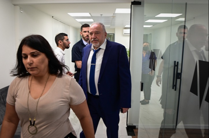 ליברמן מגיע לדיוני הוועדה |