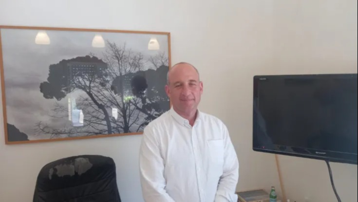 אורי בנקי במשרדו