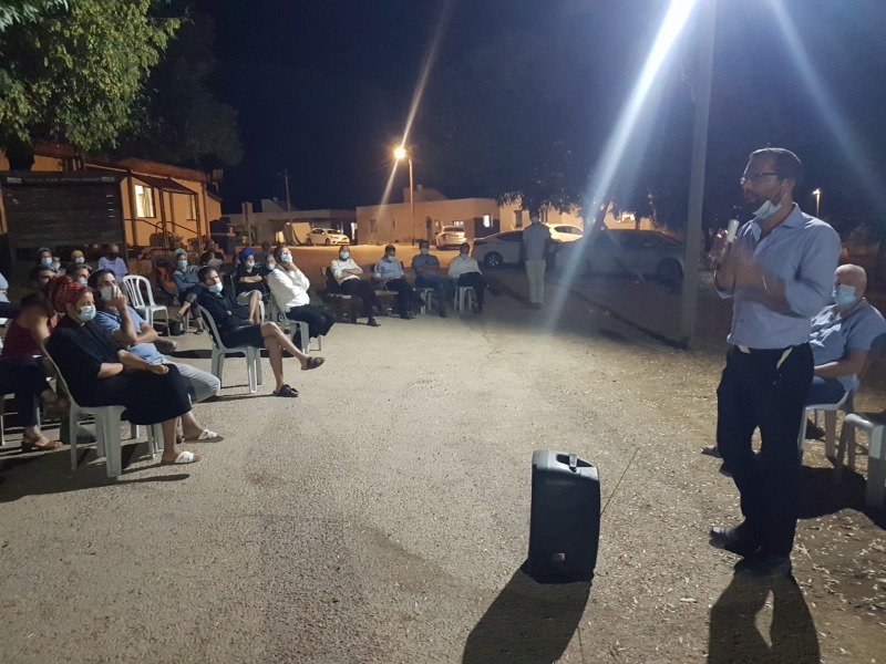ראש מועצת בנימין, ישראל גנץ,  בפגישה עם תושבי מצפה כרמים