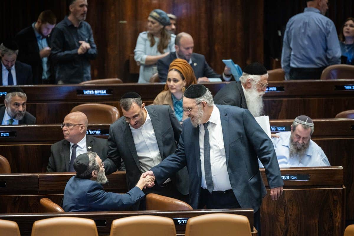 מליאת הכנסת עם אישור חוק החמץ | 