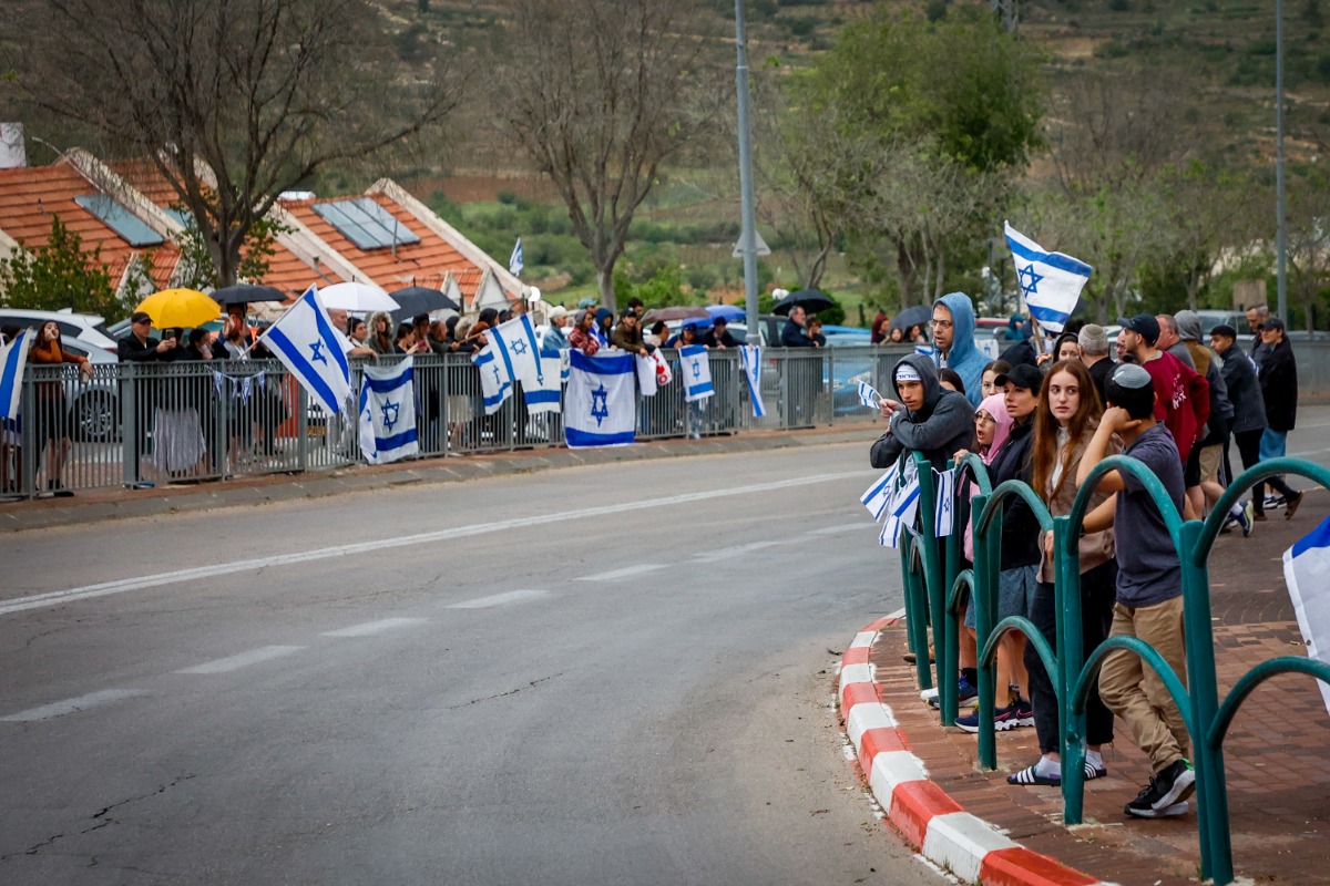 מזדהים עם משפחת די, אפרת, אתמול | 