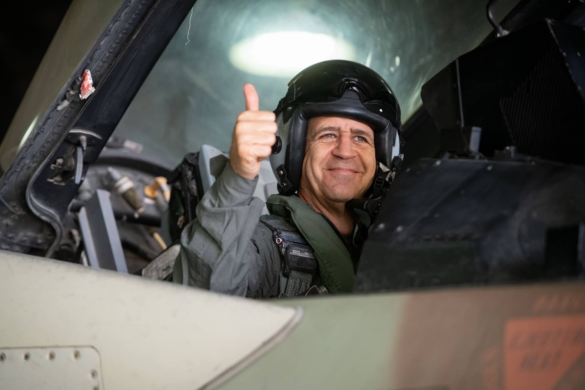 הרמטכ"ל במטוס "סופה" (f-16i) במהלך ביקור בטייסת 107 | 