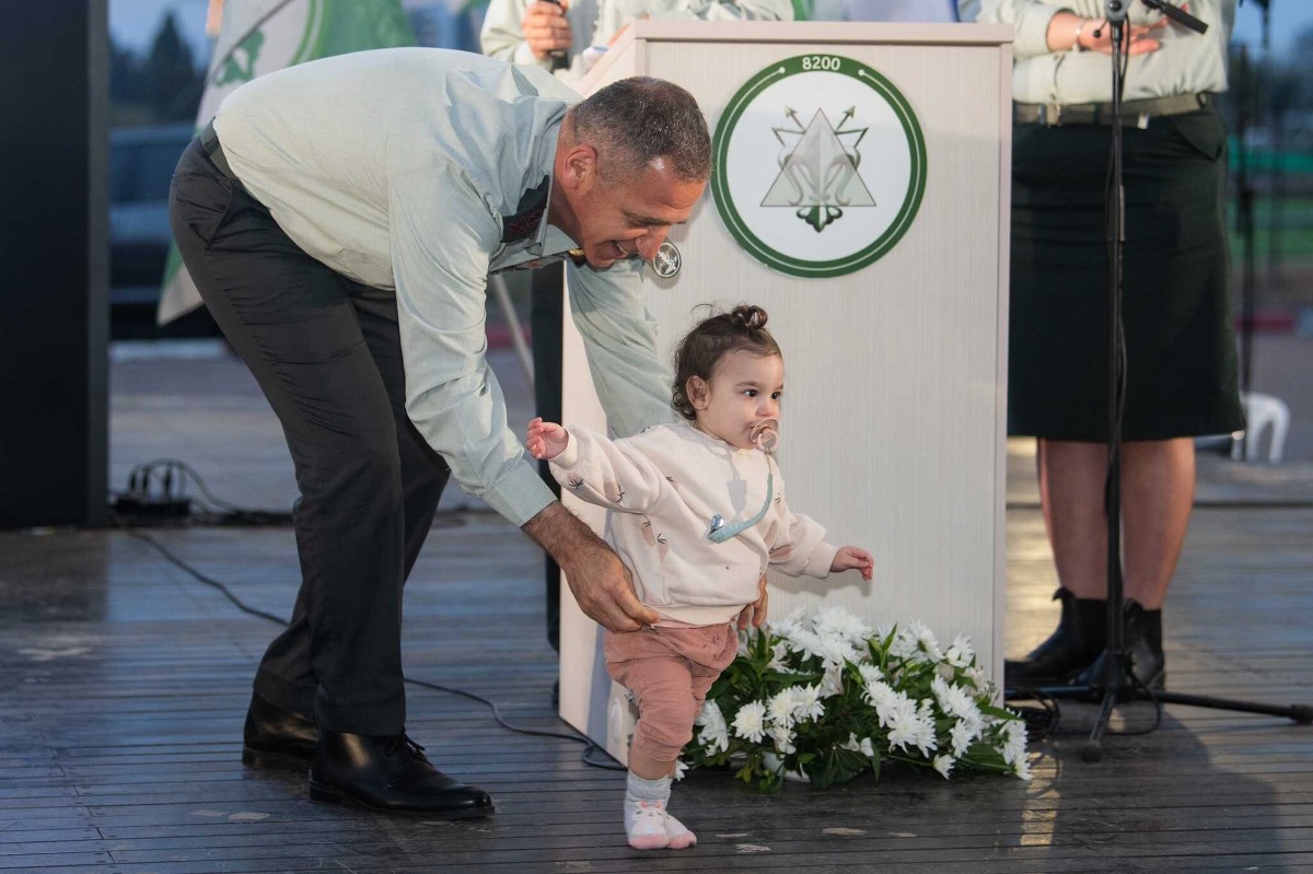 עם נכדתו בפרידה מאגף המודיעין