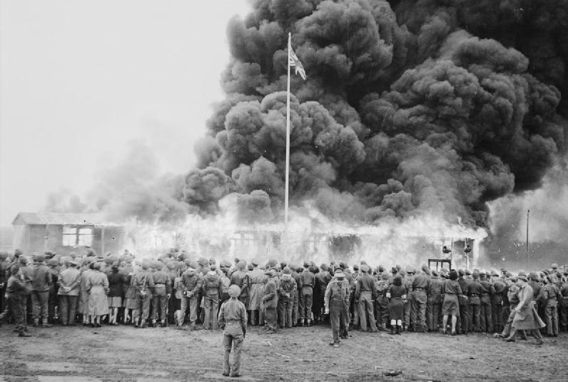 המונים צופים בלהבות אש ותמרות עשן בסביבות המחנה לאחר כניסת הכוחות הבריטים
