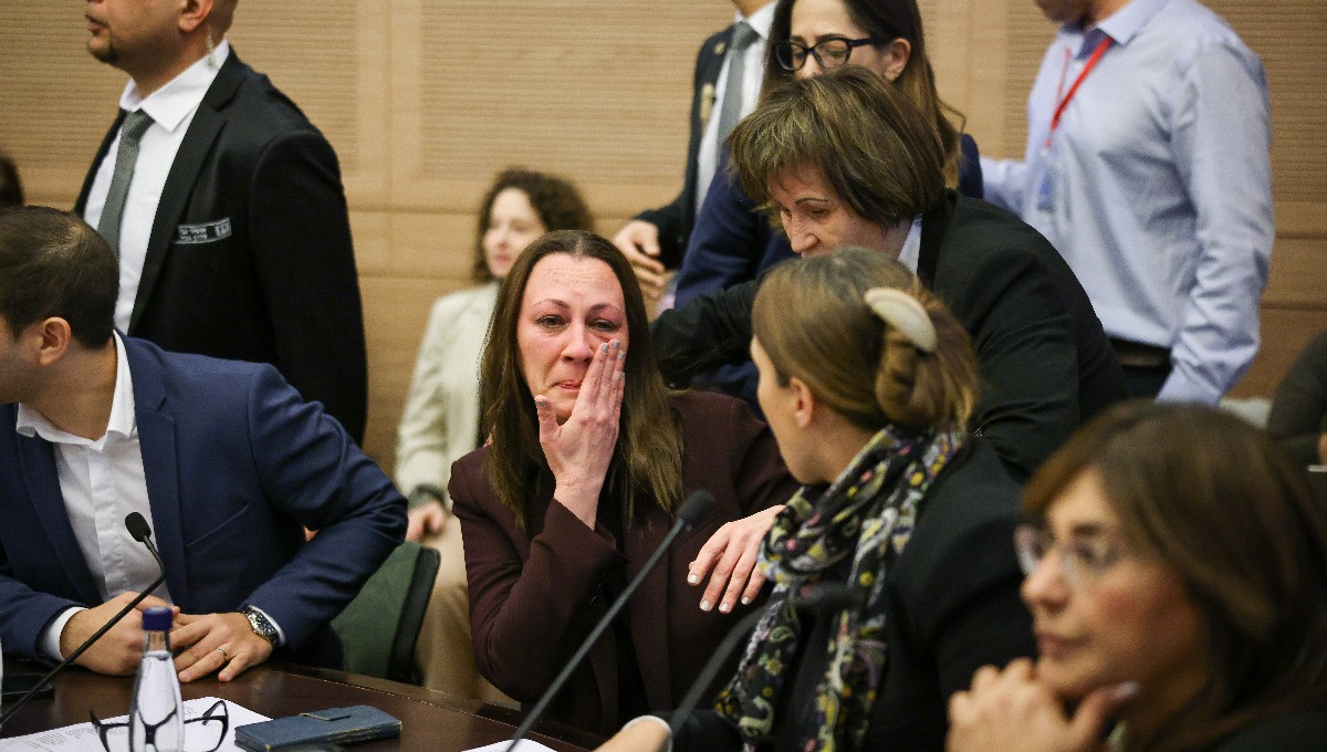 יוליה מלינובסקי מזילה דמעה | 