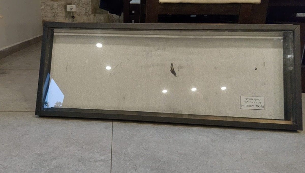 האקווריום בו נשמר נשקו האישי של נתנאל ז"ל
