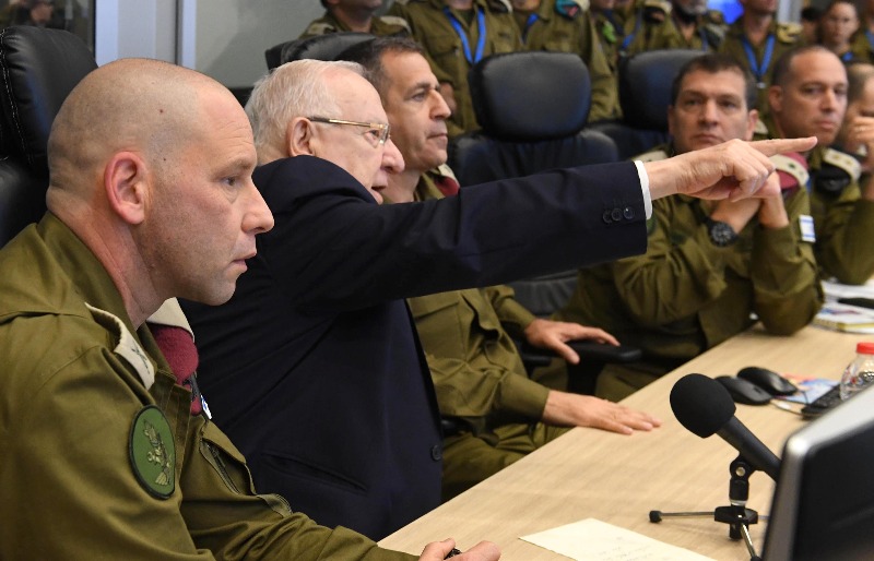 הנשיא ריבלין עם הרמטכ"ל בקרייה