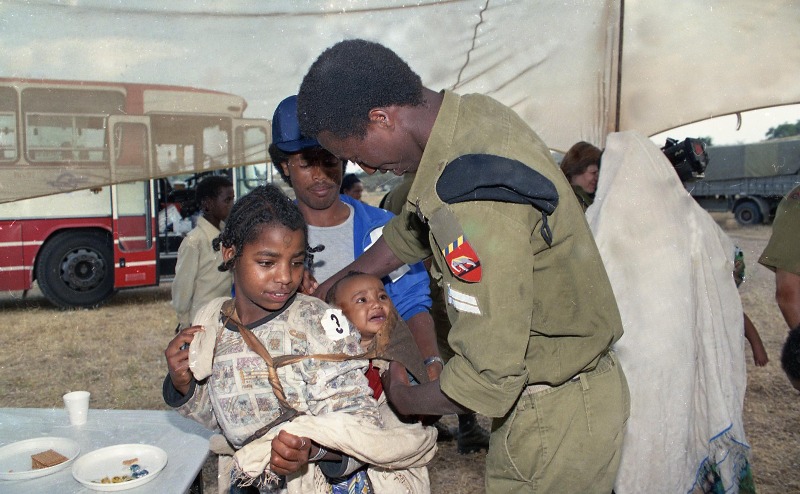 חייל ישראלי, יוצא אתיופיה מטפל בעולים החדשים