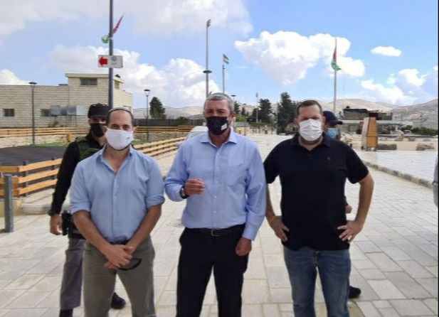 השר פרץ עם ראש המועצה האזורית יוסי דגן בשומרון העתיקה
