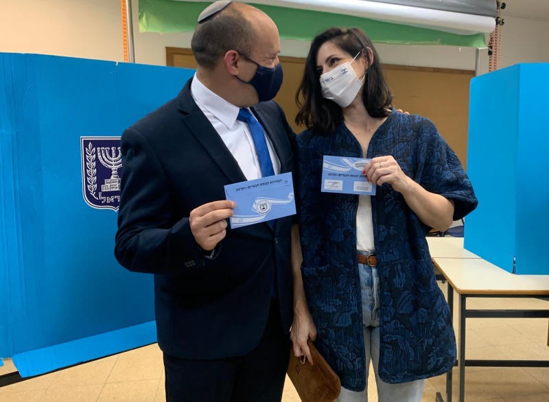 יו"ר ימינה, נפתלי בנט ורעייתו גילת הצביעו הבוקר ברעננה