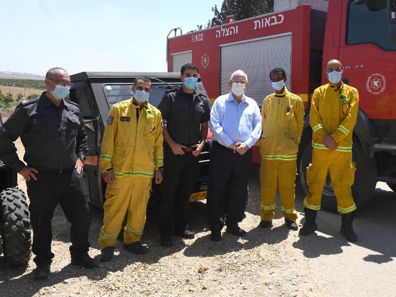 הנשיא ריבלין עם לוחמי האש