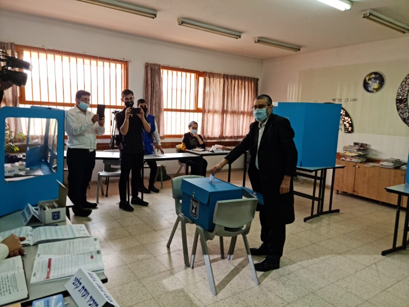 יו"ר יהדות התורה משה גפני מצביע הבוקר בבני ברק