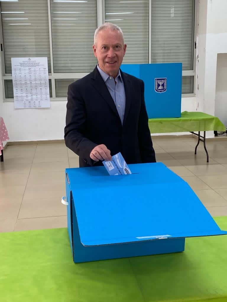 שר החינוך, יואב גלנט מצביע 