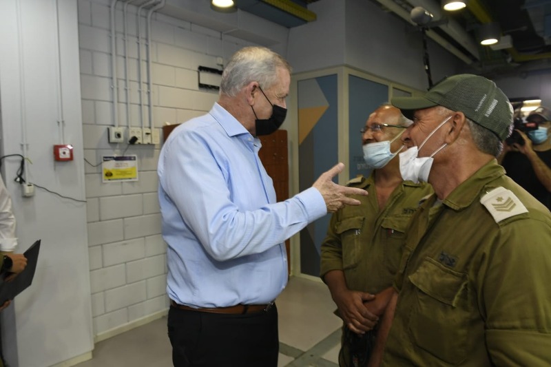 גנץ. מודה לחיילי פיקוד העורף על העבודה הקשה