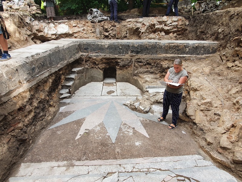 החפירה של בית הכנסת הגדול של וילנה בה נראה אזור ארון הקודש ושני גרמי המדרגות שנהרסו.