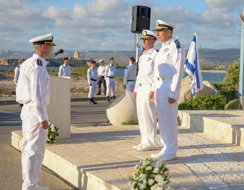 משמאל, מפקד השייטת הנכנס, אל"מ