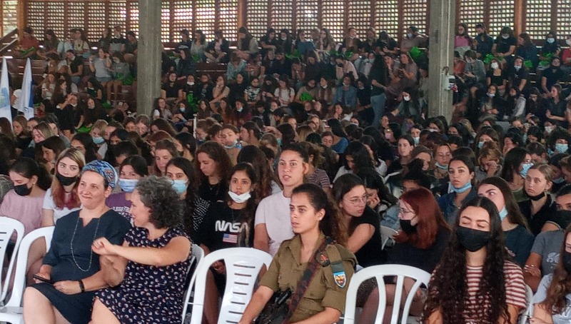 1,300 בנות נכחו בכנס. 