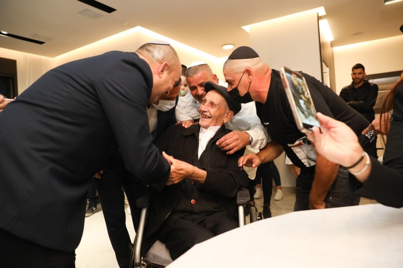 בנט מקבל ברכה מסב המשפחה
