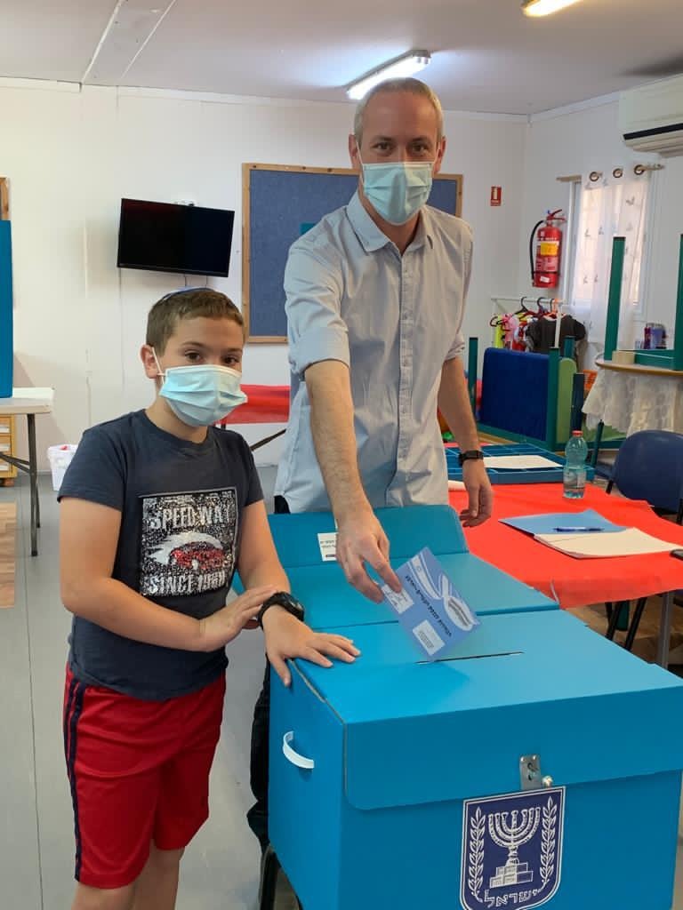 שר התרבות והספורט, חילי טרופר מצביע בקלפי בנס הרים