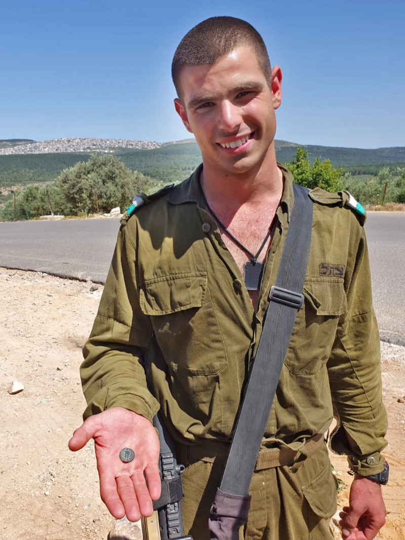 החייל עידו גרדי עם המטבע