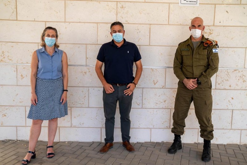האלוף גורדין וראש שירותי בריאות הציבור ד"ר אלרעי פרייס בבאר יעקב