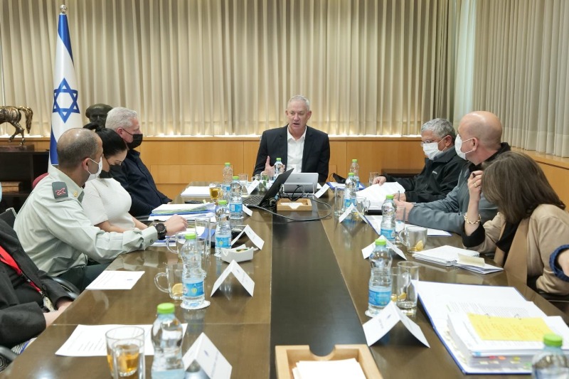 חברי צוות הפעולה עם הגשת ההמלצות לשר הביטחון