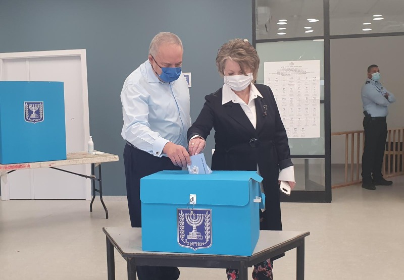 ליברמן ורעייתו מצביעים בקלפי בנוקדים