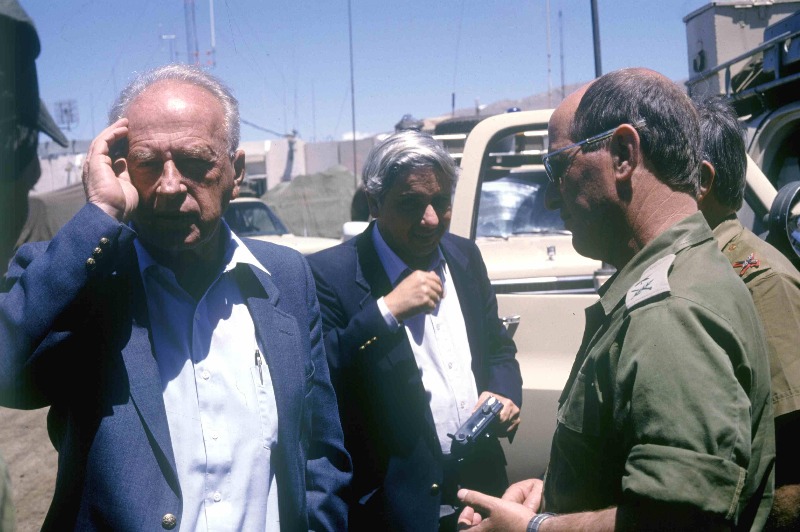 הבר (במרכז) במבצע "חוק וסדר בדרום לבנון, עם שר הביטחון יצחק רבין ומפקד פיקוד צפון יוסי פלד