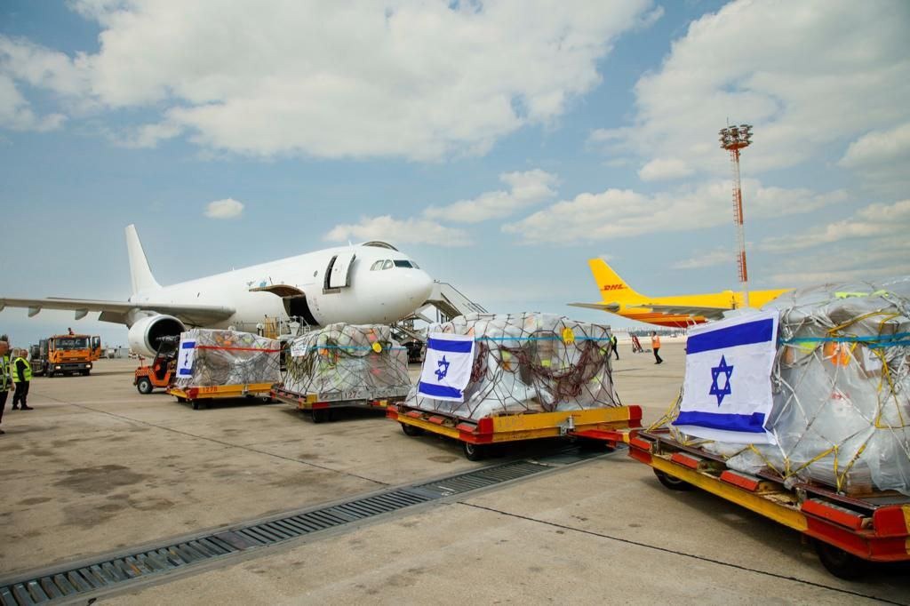 הציוד הרפואי בדרך למטוס