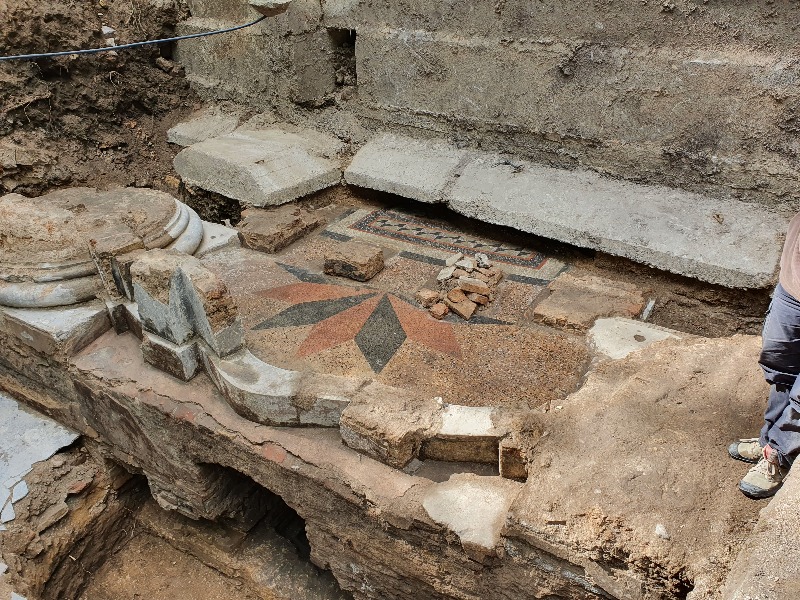 .החפירה של בית הכנסת הגדול של וילנה בה נראית רצפת הבימה ליד עמוד המבנה