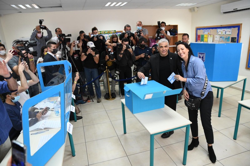 יו"ר יש עתיד, יאיר לפיד ורעייתו ליהיא מצביעים 