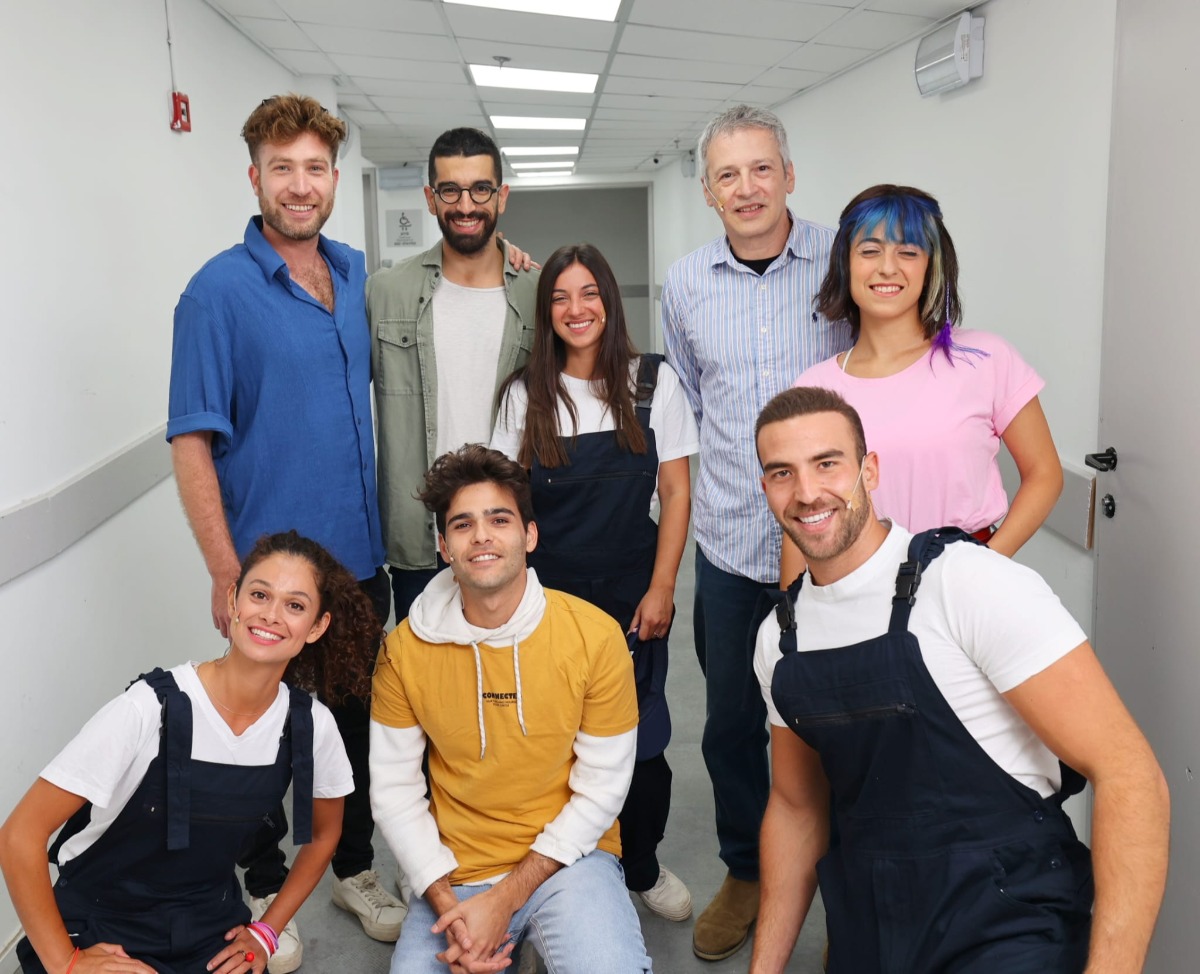 בן ארי עם היוצר וקאסט שחקני המחזה