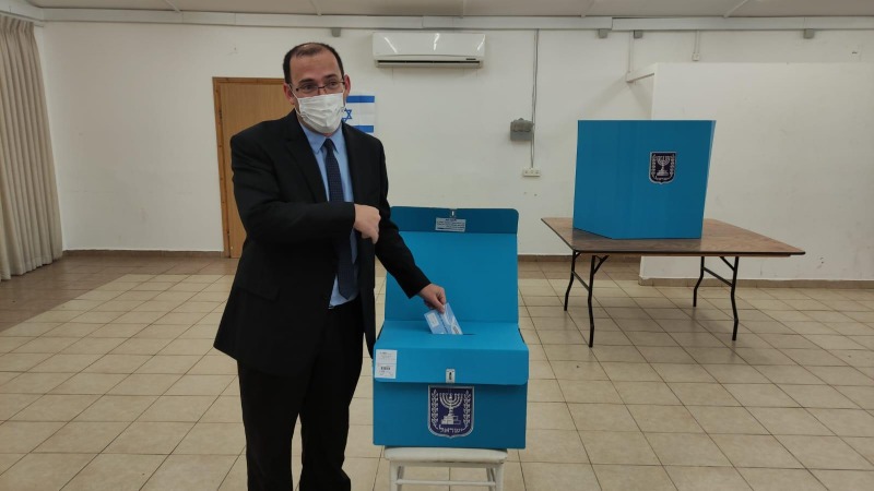 מועמד הציונות הדתית, שמחה רוטמן מצביע