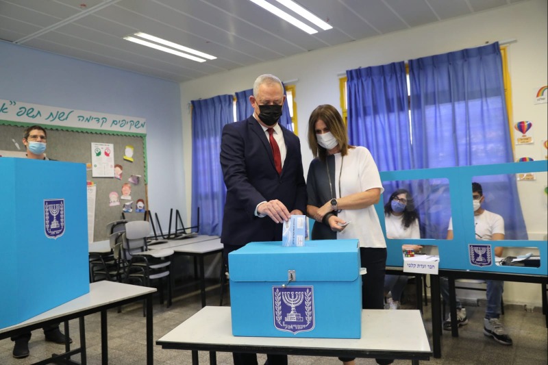יו"ר כחול לבן בני גנץ ורעייתו הצביעו בקלפי הסמוכה לביתם