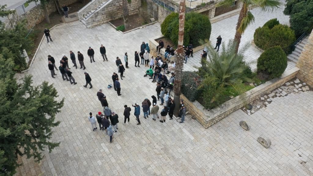 תלמידי הישיבה התיכונית מנקים את ההר