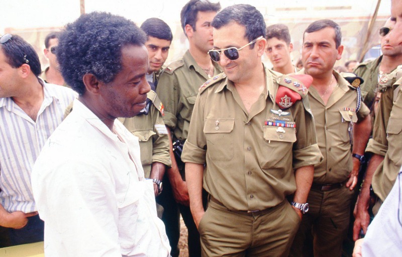 הרמטכ"ל אהוד ברק עם העולים בשדה התעופה