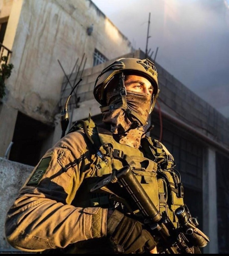 לוחם קומנדו עם המדים החדשים