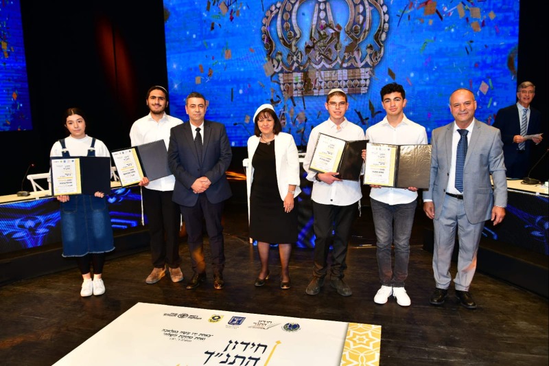 הזוכים בחידון עם ראש עיריית בית שמש ומנכ"ל משרד החינוך