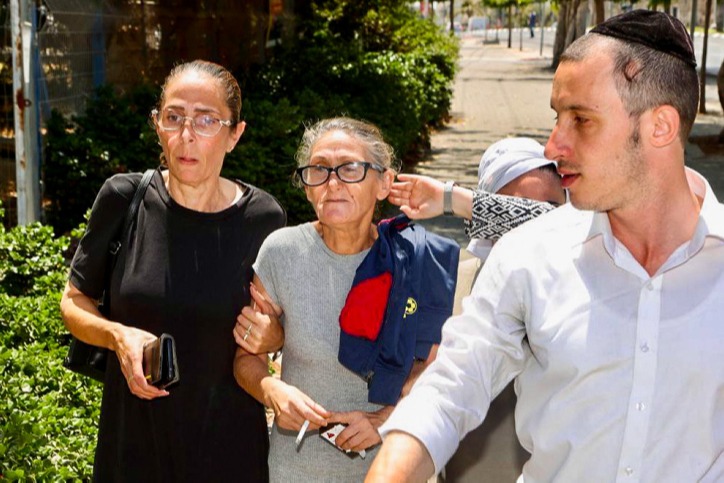 אמה של ספיר נחום בכניסה לאבו כביר